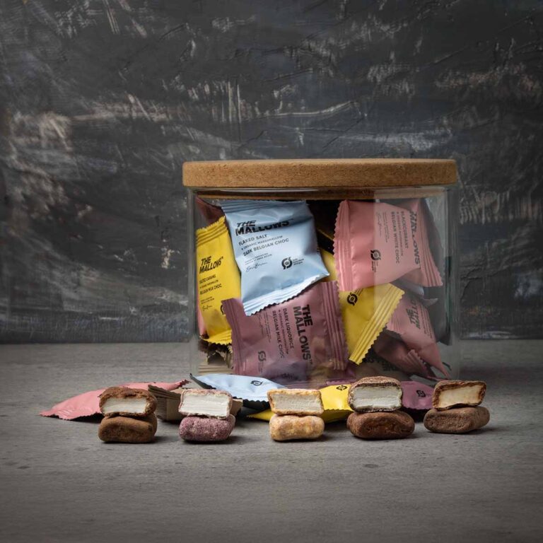 Private label flowpacks med eget logo 2 The Mallows Julegave Gift Flowpack Mix + Pernille Bülow Glascontainer med chokolde og uden økologiske skumfiduser marshmallows organic lakrids caramel kaffe coffee