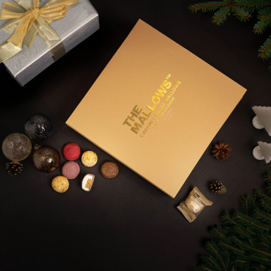 Caramel filled julekalender 2023 med karamelfyld og belgisk chokoladeovertræk fra Gå på opdagelse i hver dag med lækre overraskelser, herunder skumfiduser. Forkæl dig selv eller en du holder af med vores delikate julekalender til en sød og uforglemmelig juletid